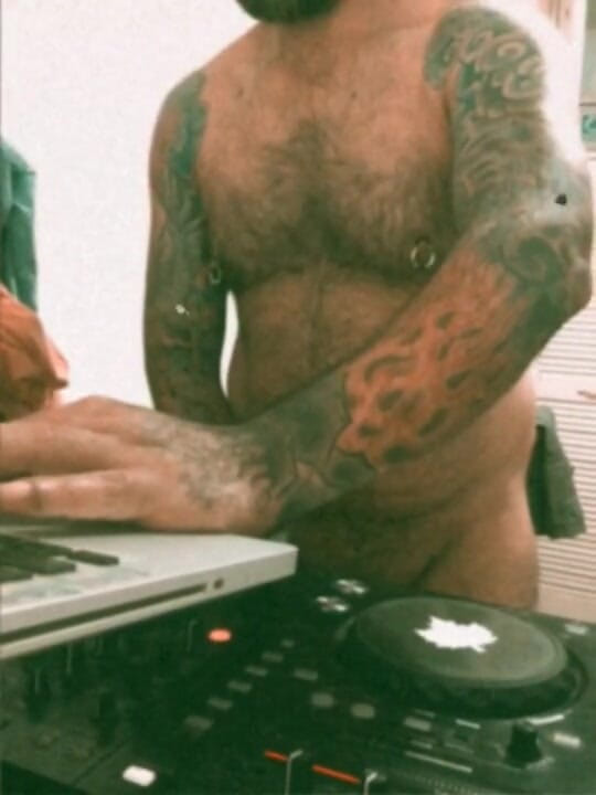 Phillholes: Dj hứng tình