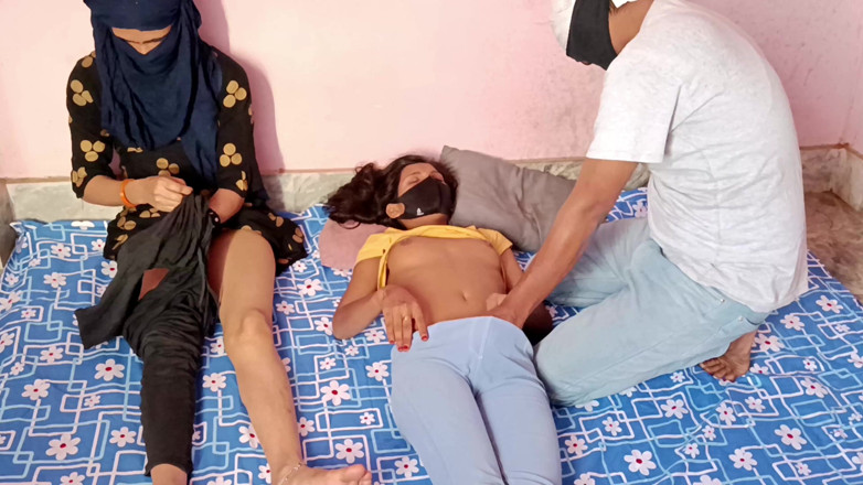 HousewifeGeeta: Virgen follada con hermanastra casada en trío