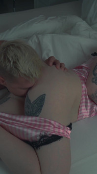 Stiefmoeder deelt bed met stiefzoo in hotel - creampie schok!