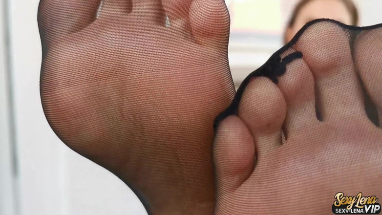 Goddess Lena: Dessous de pieds en nylon taquinage 2