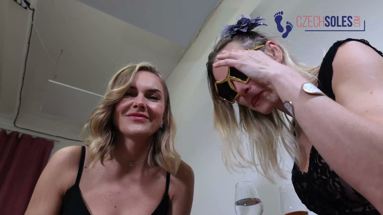 Czech Soles - foot fetish content: Wredne barowe bachorki upokarzają cię pod obcasami