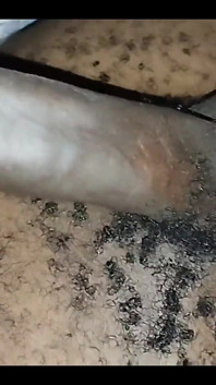 Amateur-solo-junge fühlt sich geil, nachdem er hardcore-pornos gesehen hat