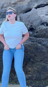 Orinar En Jeans Ajustados En La Playa Pública