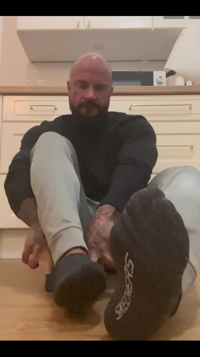 Jasons feet: Kokmuş terliklerimi koklatıyorum