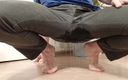 Kinky guy: Wanhopige man plassend in spijkerbroek - voetenfetisj