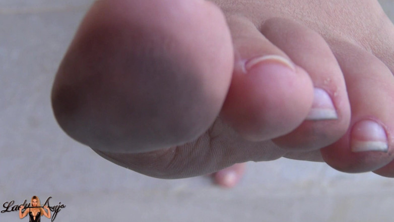 Lady Anja: Pieds sales - lèche mes pieds sales !