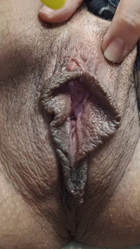 Ku nienasycona milf masturbuje się wszystkimi jej zabawkami i jej dużym 30 cm dildo