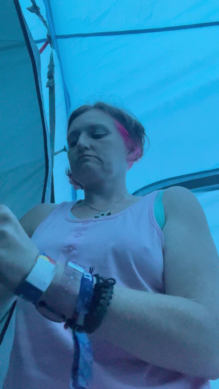 Pissing Paradise: 当你的帐篷里的瓶子里快速撒尿导致脱衣和厚颜无比的小奶子和小穴玩耍！