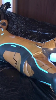 침대에 부착하고 마사지 바이브레이터로 자위하는 Latex Danielle