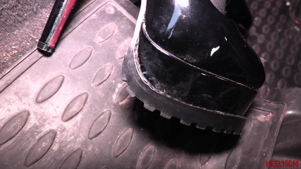 Heel 15 cm: Jeanne di dalam mobil