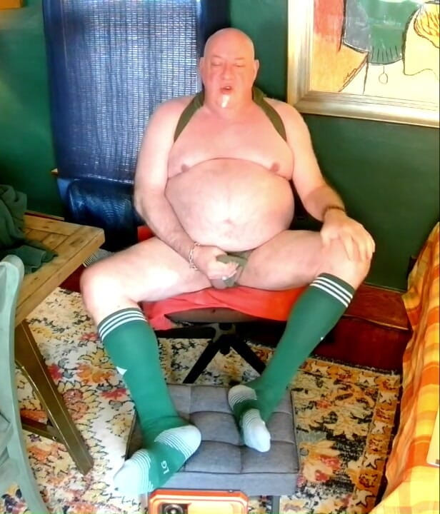 beardaddychub: Jerk off in Green!