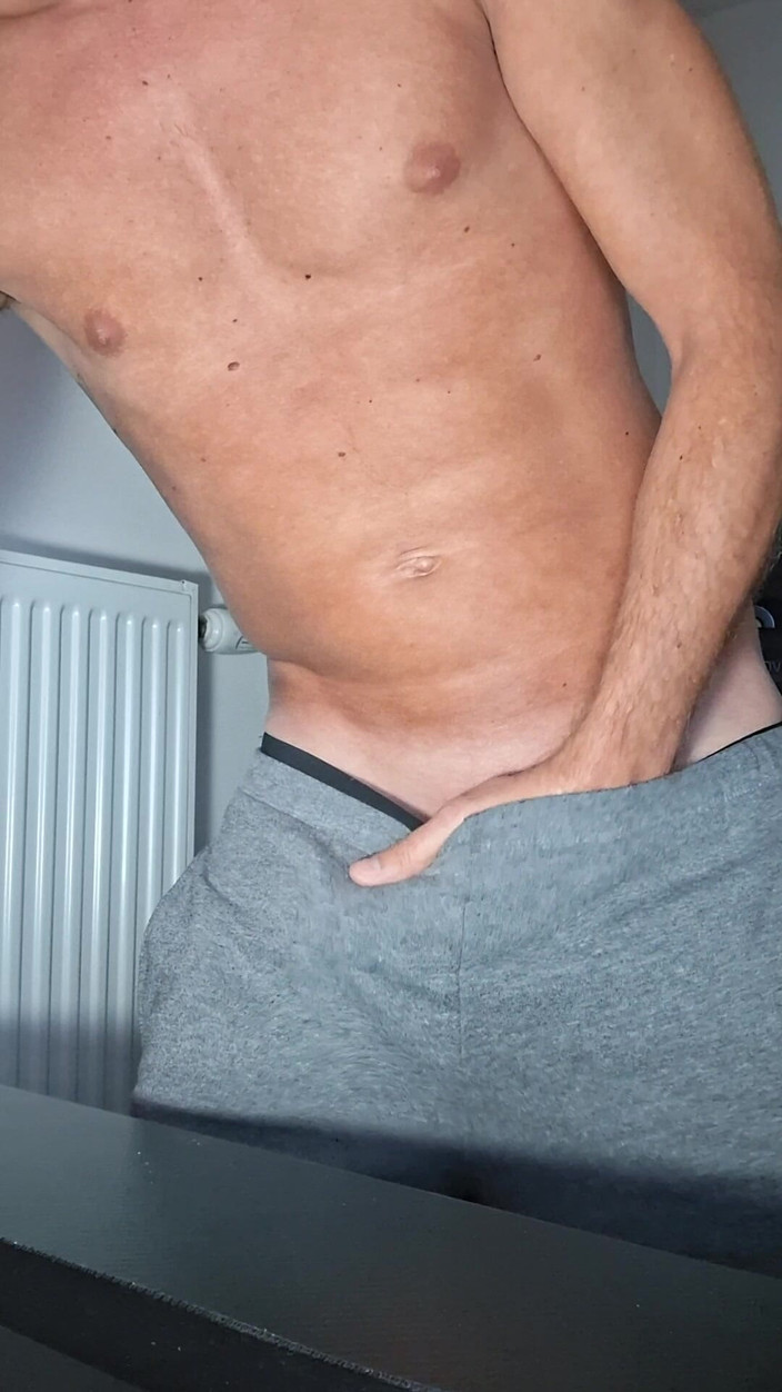 Xfroska: मैं अपने शॉर्ट्स और बॉक्सर में जोरदार चुदाई करता हूं