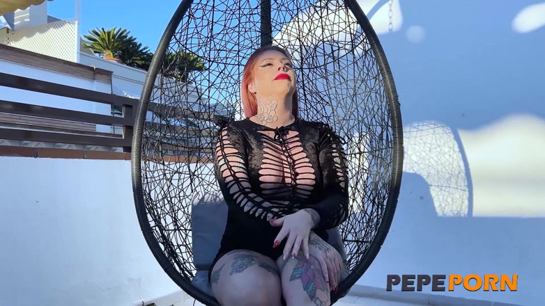 PepePorn: Супер шлюховатая милфа получает межрасовый член. Angie Doll, татуированная мачеха на Pepeporn