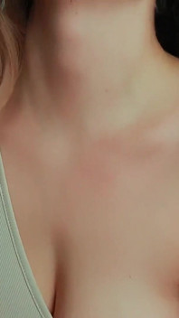 Peitos enormes da esposa milf e masturbação no chão
