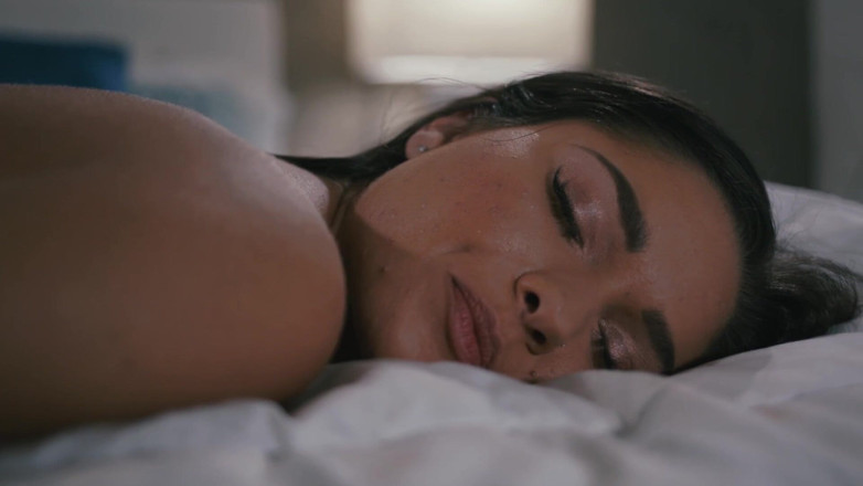 SweetheartVideo: Güzel bir lezbiyene masaj yapıyor