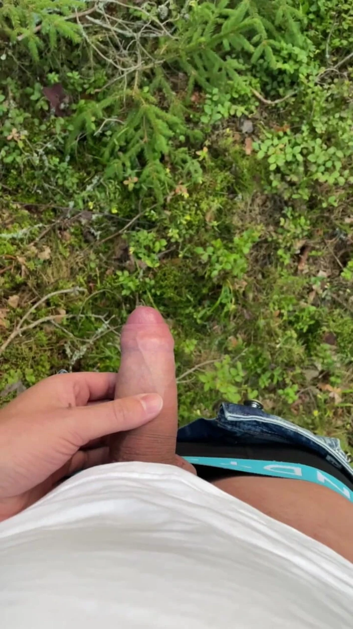gl0b4l: Gran polla blanca primera vez filmando mientras orina