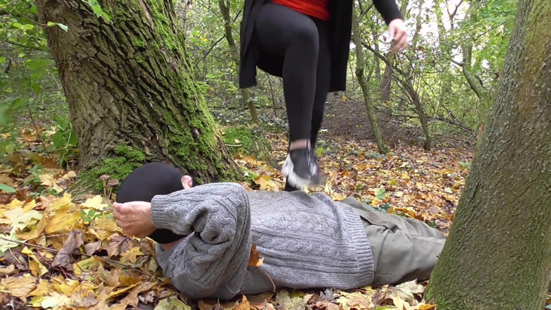 Femdom Austria: Séance de piétinement dans le bois, pour le pauvre homme
