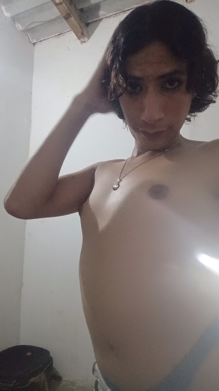 Femboy from Colombia: 越来越大的乳房