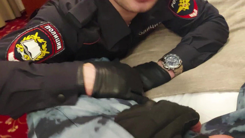 KinkySirius: Två poliser iscensatte ett rollspel med arrestering, dominans, churn