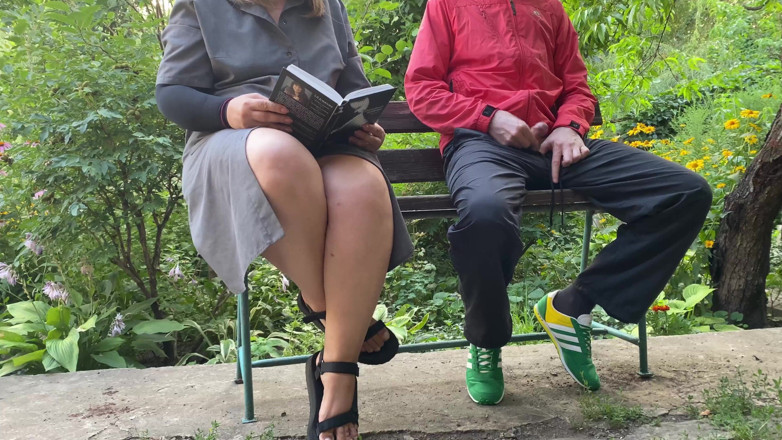OurFetishLife: L'arrapante vicina arrapata mi munge all'aperto