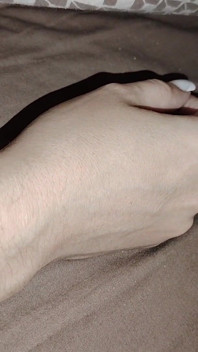 Menyentuh zakar ke tangan adik tiri