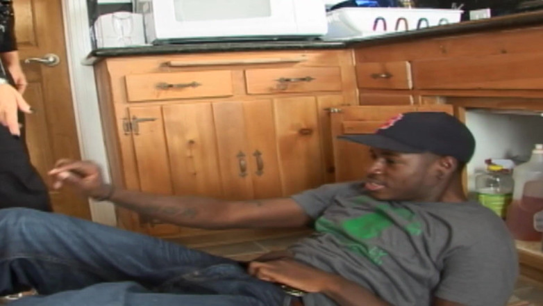 The Window of Sex: Międzyrasowe MILF scena 3_mature brunetka cycata gospodyni pieprzy Czarnego hydraulika