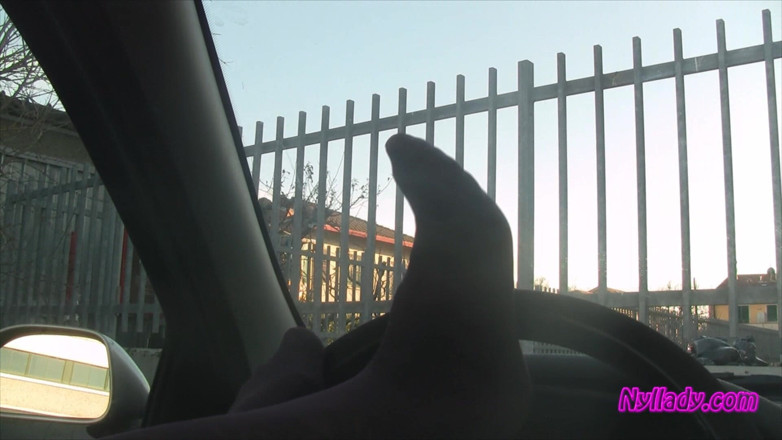 Nyllady: Nylladys Footjob zu Schaltung und Rad in gemusterter strumpfhose