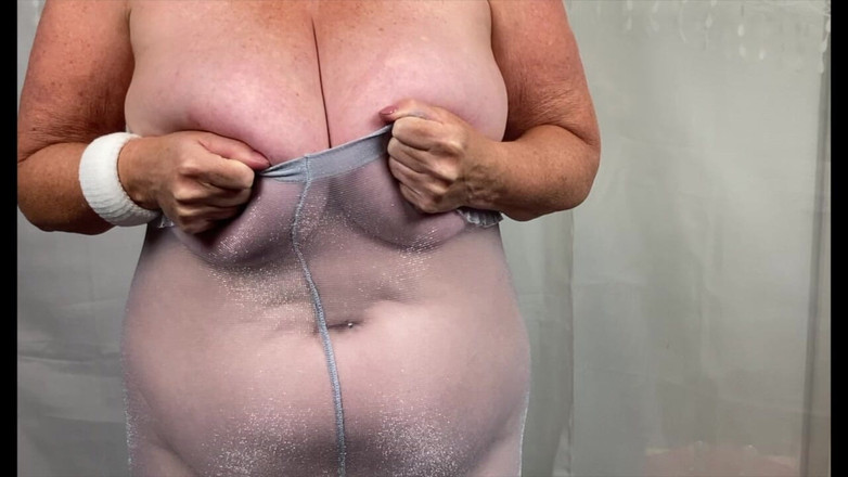 Mr MF: Frau reife füße tragen ein neues geschenk von einem fan