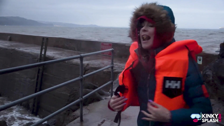 UKCuteGirl Lucy Lauren: La provocante lifejacket di sicurezza con il cavallo legato
