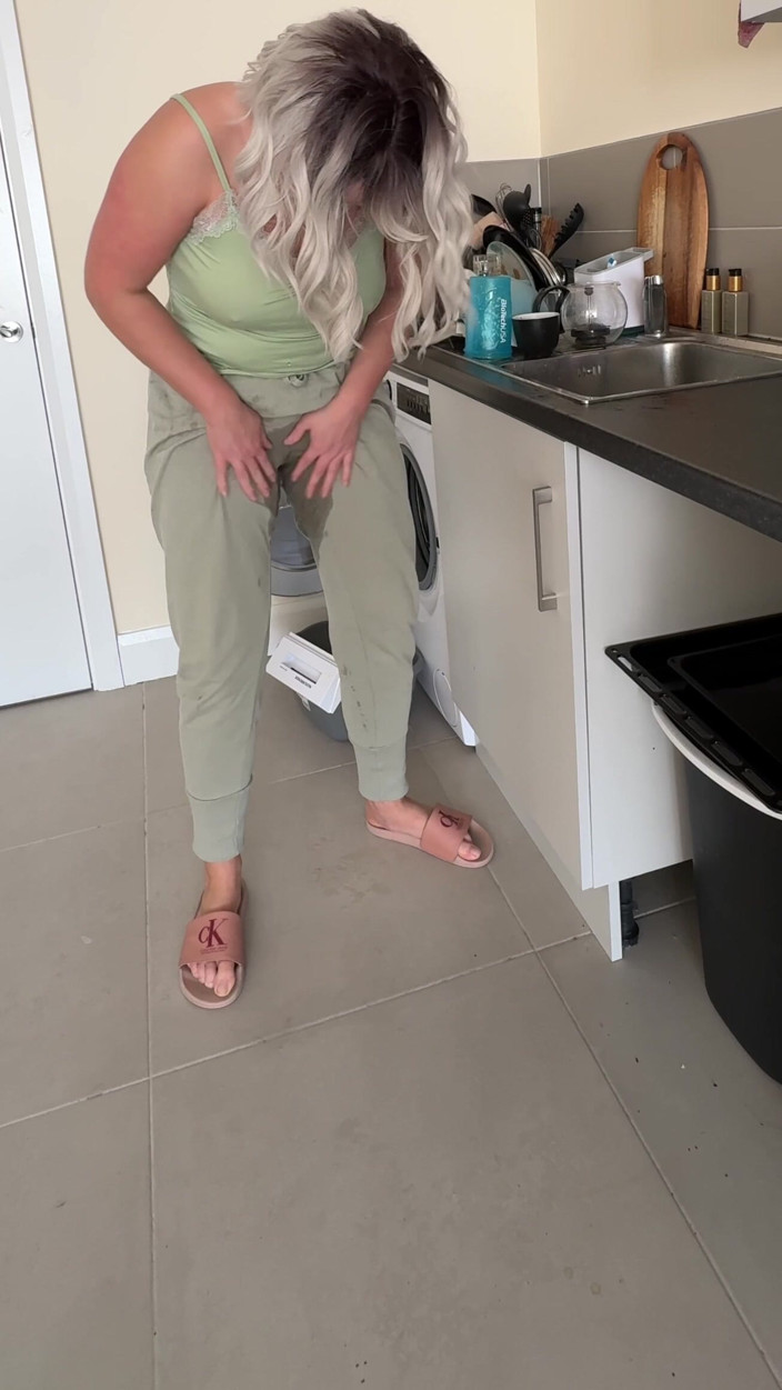 Emma Voyeur: Geschirr Gegen Blase Voll... Ich Habe Die Kontrolle Verloren Und...