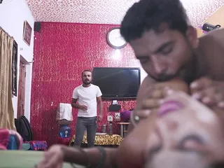 BHABI FICKTE MIT IHREM NAUKAR UND ELEKTRIKER, WENN IHR EHEMANN NICHT ZU HAUSE IST, HARDCORE-VIERER ETWAS SEX