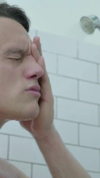 Un băiat musculos masturbează o șarjă de spermă atât de necesară în baie