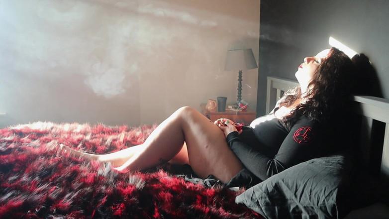 Goddess Kinx: Fumat cu vedere laterală