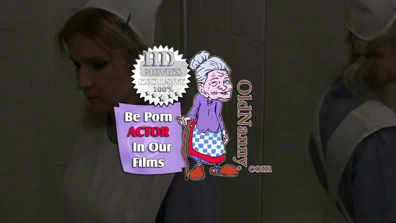 Aged Love: Old niñera - la abuela Clara juega con un montón de...