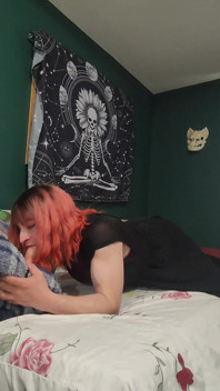 Ashley si diverte a praticare la gola profonda sul suo dildo