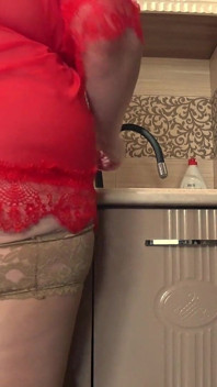 Un bel sedere sotto una veste corta. Primo piano. La mia moglie matura in cucina.