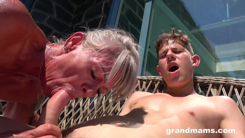 Grandmams: Bunicuță sexy bronzată de bunici