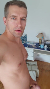 Fit guy remsor och vill att du ska tillbe hans kuk och kropp