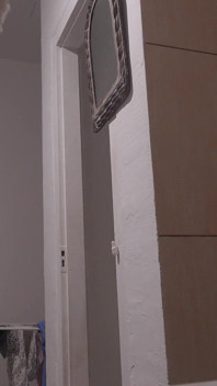 Meine stiefschwester in gelben spülhandschuhen nimmt ein bad mit einem dildo und viel weißem Schaum und Seife
