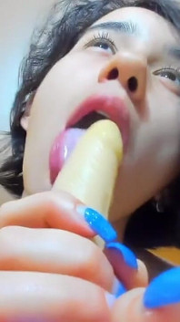 Prsatá sexy brunetka Myla_angel saje a šuká obrovské dildo!