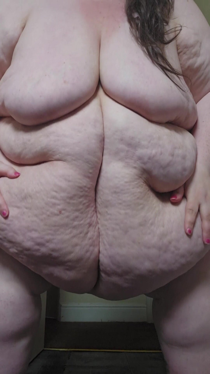 SSBBWLadyBrads: Culona gigante caminando hacia ti