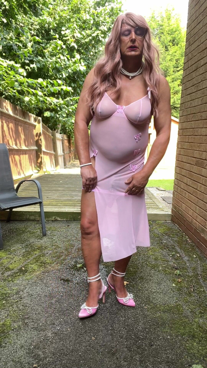 Kellycd2022: Sexy transvestiert kellycd2022 sexy MILF im rosa kleid und absätzen