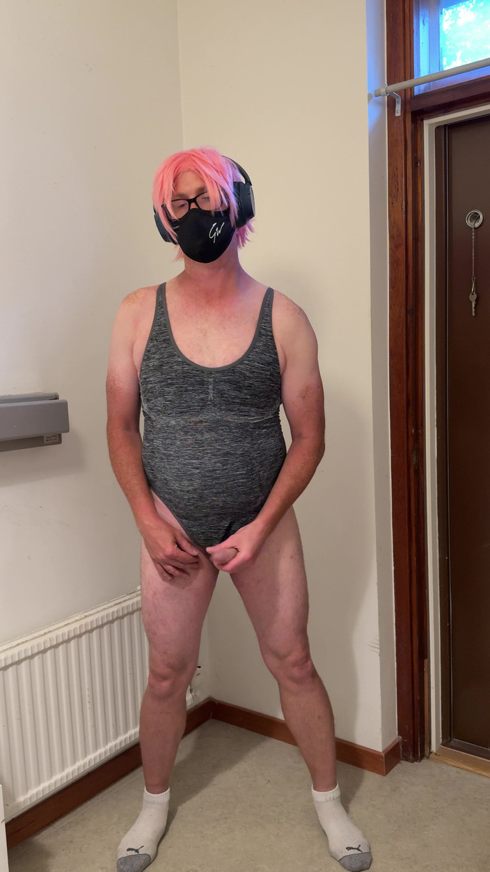 Julia Trans: トラニーがお尻を叩き、睾丸を叩き、マスターベーションとパパのために射精する