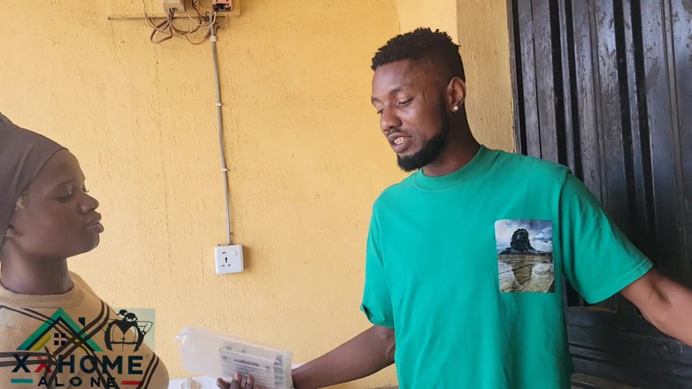Home Alone: Olosho muschi zu hause geliefert