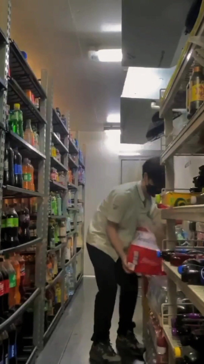 Louswee: Belanja Santai, Pikiran Nakal