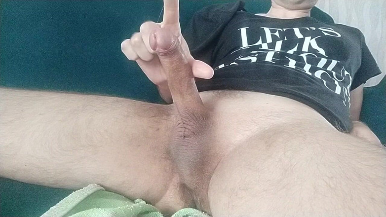 Hot guy solo: 大学同性恋在课后撸管他未割包皮的白色鸡巴，并射出浓稠的精液和呻吟
