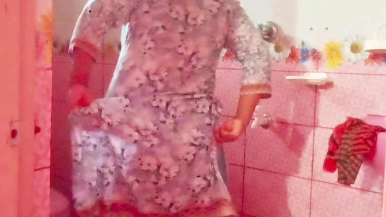 nadiya2026: Bir Bangladeşli-bihari kadın banyo yaparken banyoda romantik seks yapıyor.