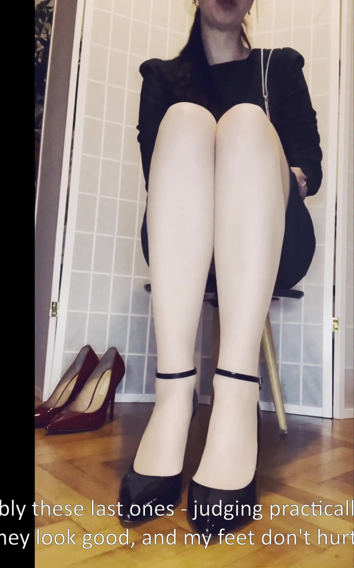 Czech Soles - foot fetish content: Демонструю свої підбори та качаю на нейлонових ногах, відео від першої особи