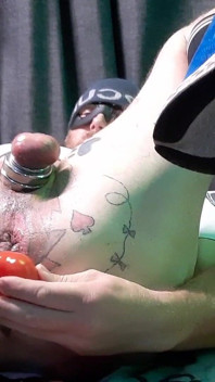 Curvă cur ascunsă tomate în curul său deschis