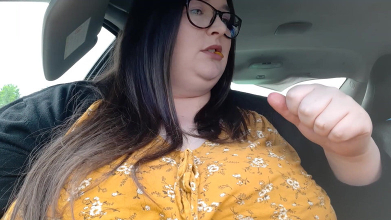 SSBBWLadyBrads: एसएसबीबीडब्ल्यू खूबसूरत विशालकाय महिला kfc उंगली चाटने में लिप्त है
